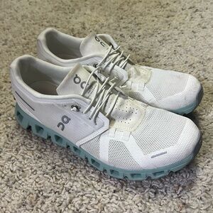 On Cloud 5 women’s shoes size 10